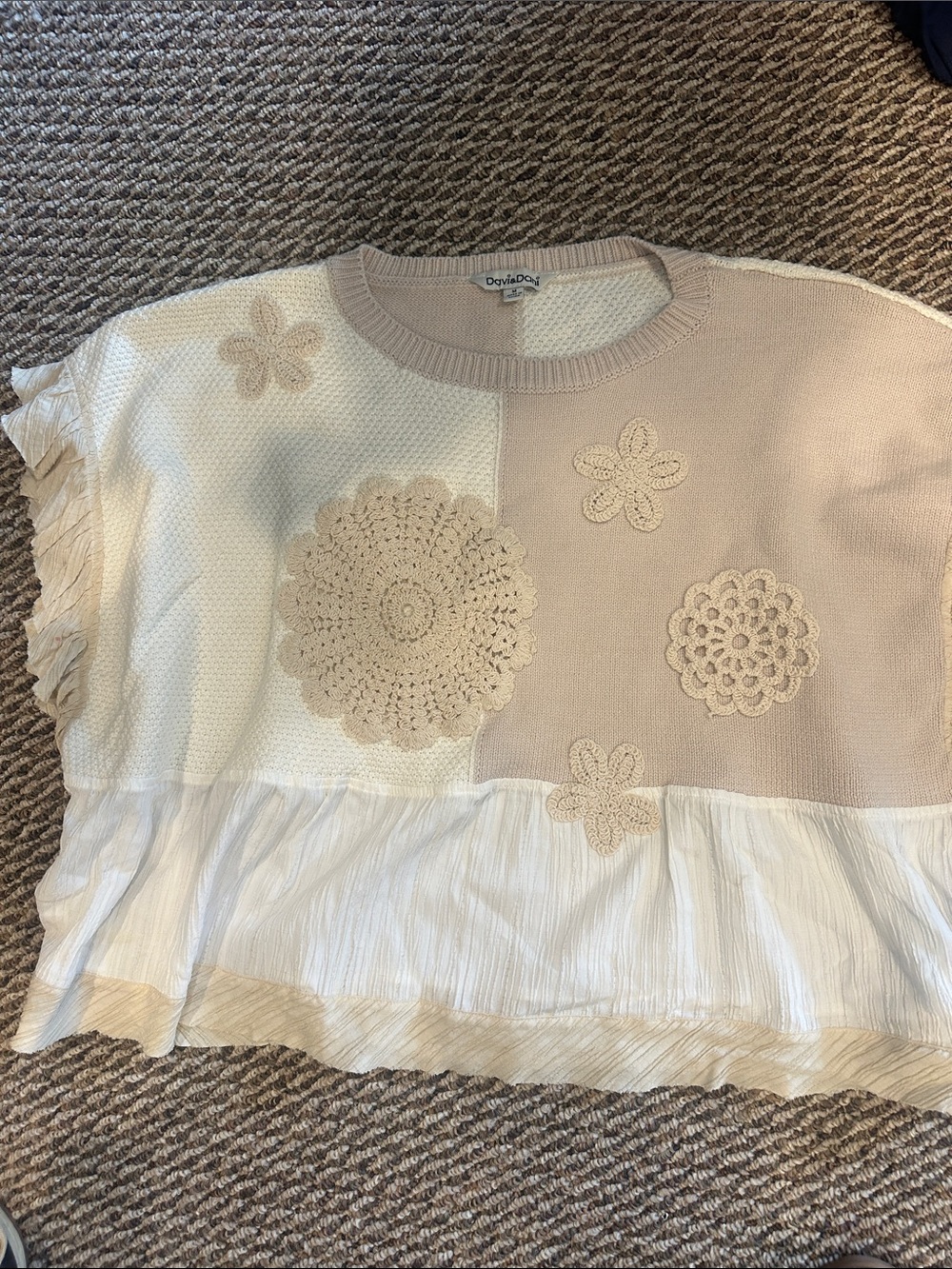DAVI & DANI Two-Tone Cream and Beige Crochet Flower Sweater